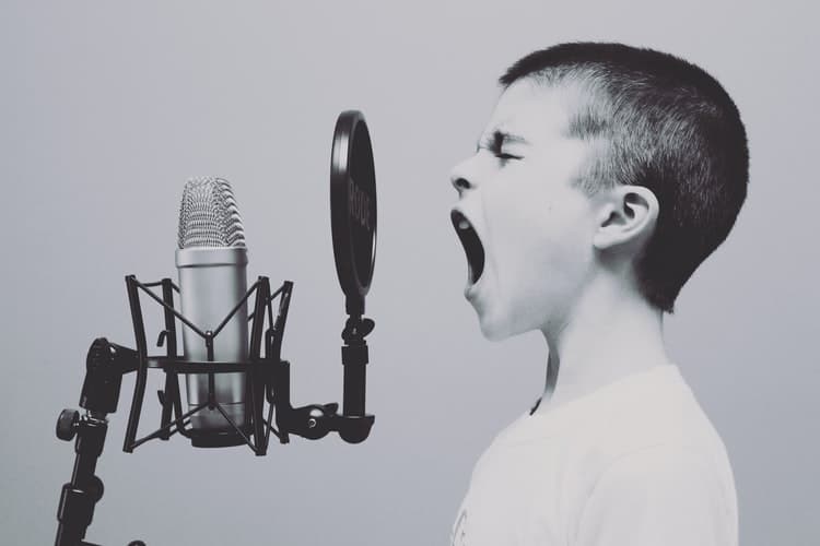 Child singing into mic.